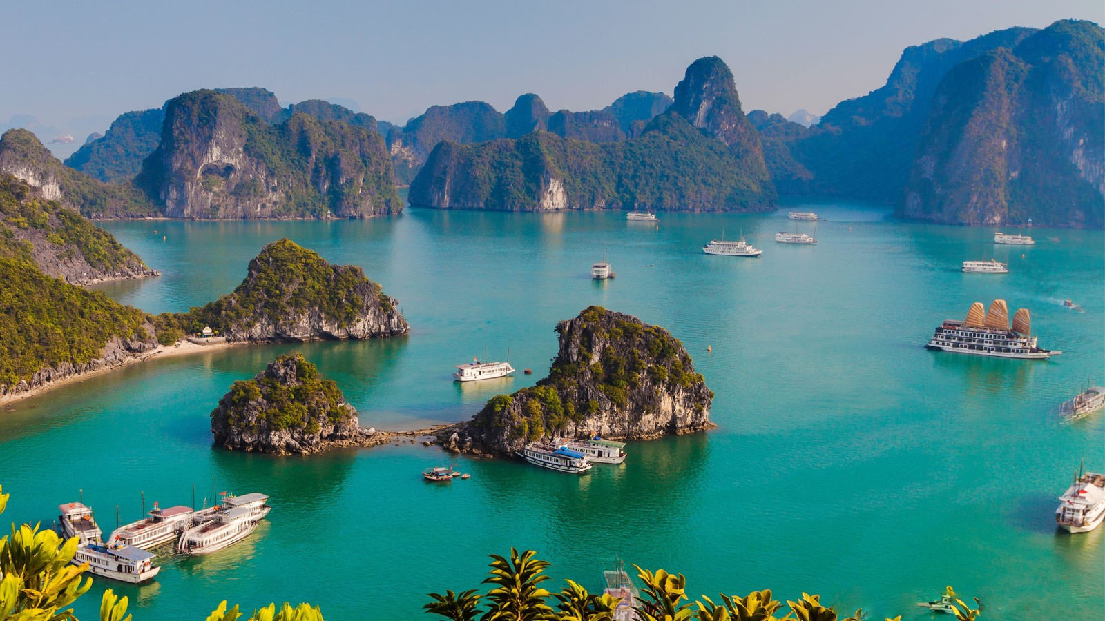 Quảng Ninh sẽ chính thức miễn phí tham quan một số địa danh du lịch, trong đó có vịnh Hạ Long trong tháng 5, bắt đầu từ ngày 15.5 tới đối với tất cả công dân Việt Nam.